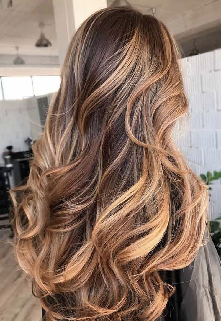 balayage mèches caramel sur cheveux chatain foncé brun