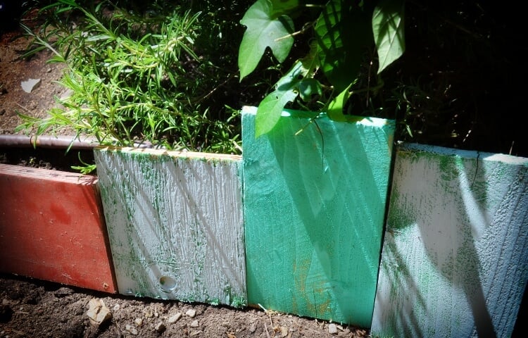 bordure de jardin originqle en planches de bois peintes
