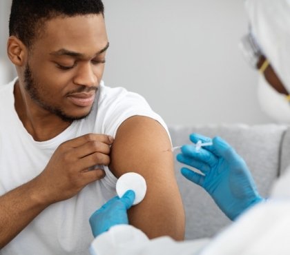 bras aimanté apres vaccin covid mythe ou réalité avis experts hypothèses pandémie coronavirus