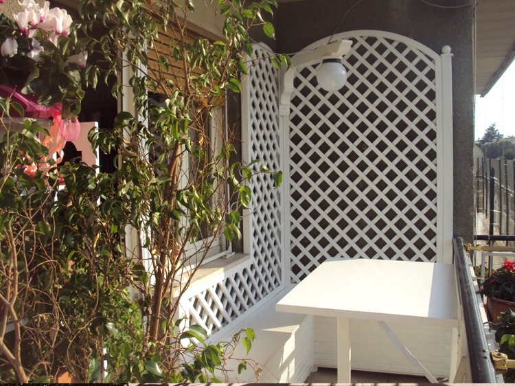 brise vue balcon treillis en bois blanc arbres en pots et fleurs