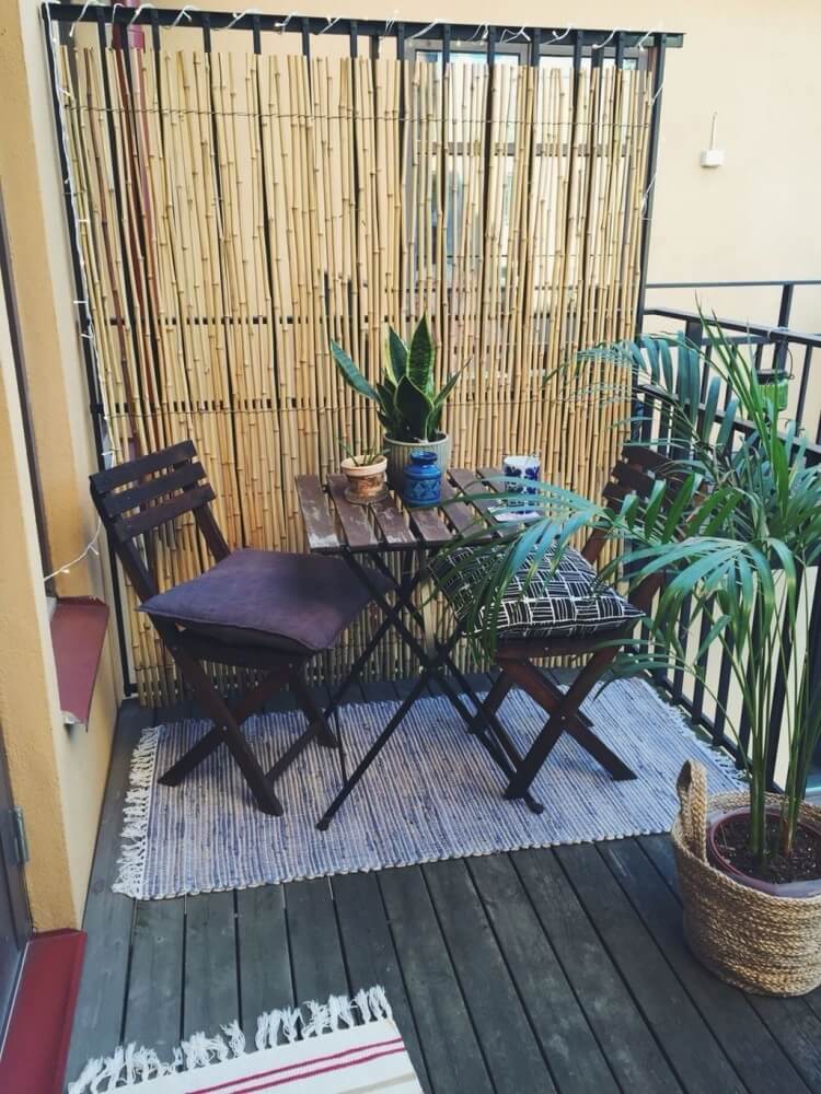 canisse de balcon et table avec chaises
