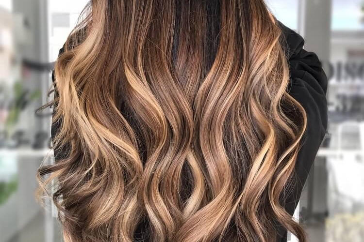 Cheveux caramel pour l'été 2021 : les meilleures idées + techniques à oser