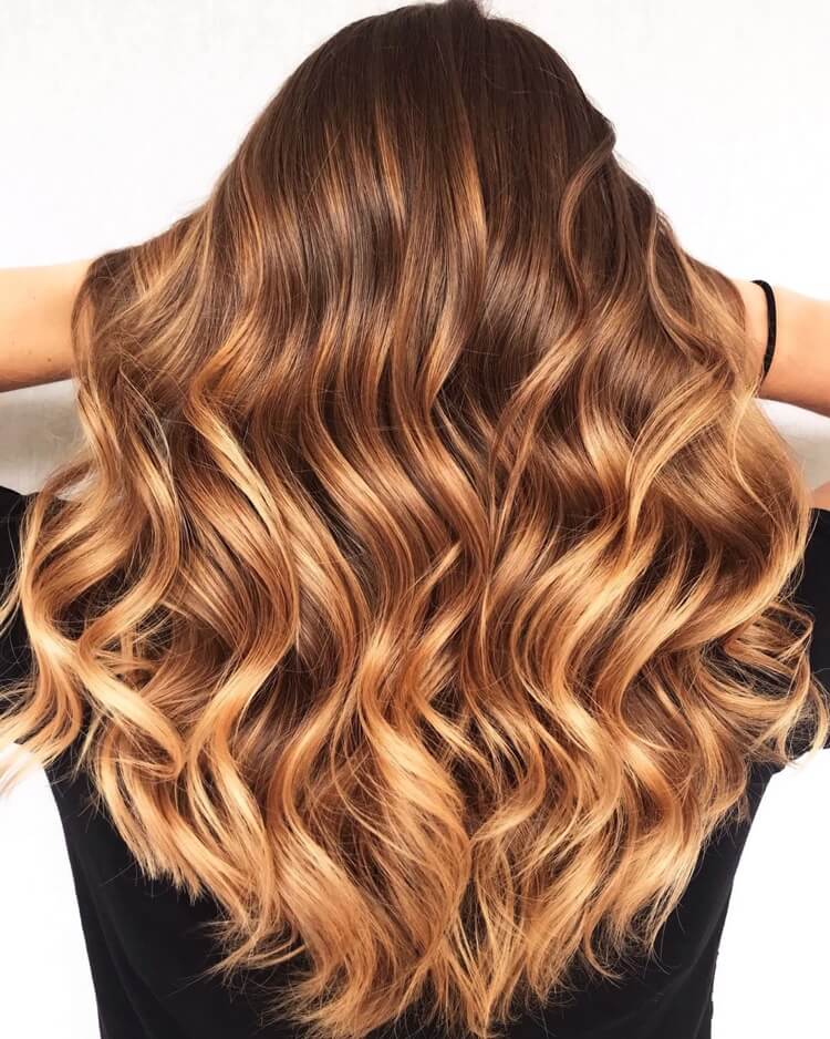 Cheveux caramel pour l'été 2021 : les meilleures idées + techniques à oser