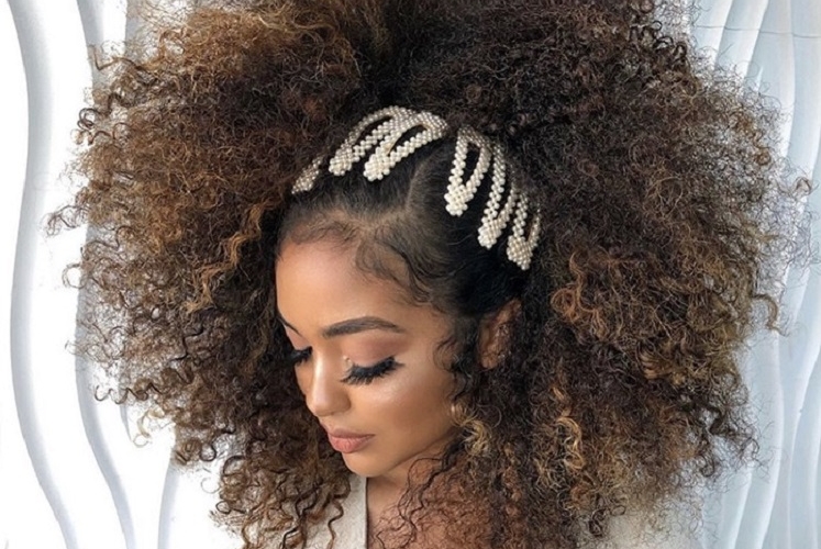 Coiffure cheveux crépus facile : 10+ looks pointus à tester
