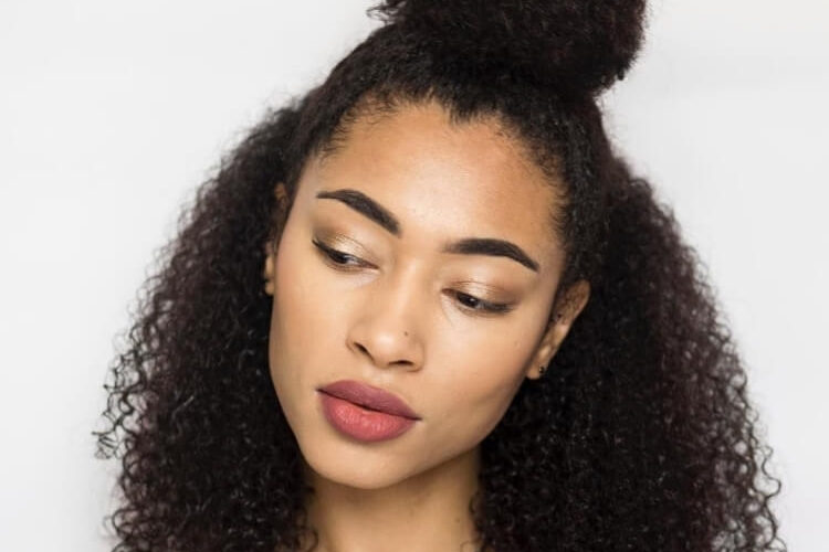 Coiffure demoiselle d'honneur cheveux crépus en quelques idées géniales