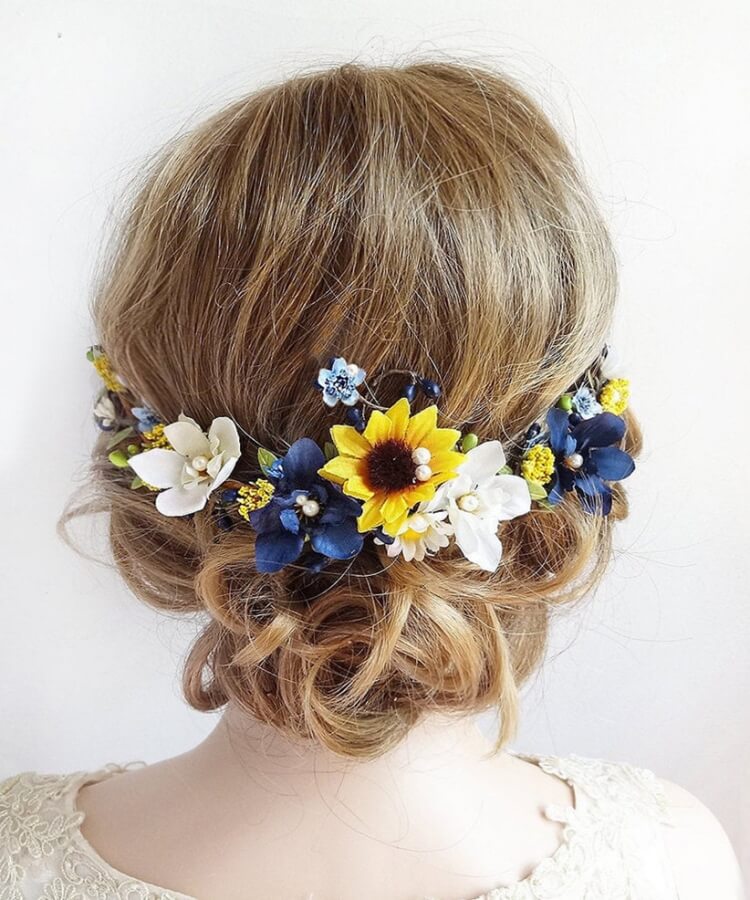 coiffure mariage avec couronne de fleurs blanches jaunes et bleues