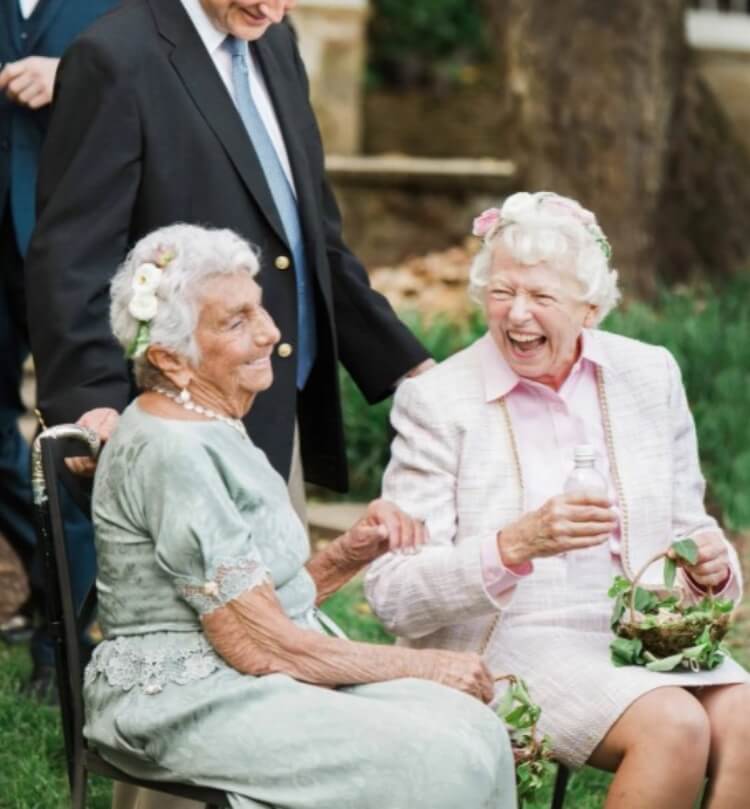 coiffure mariage avec couronne de fleurs invitée mariage