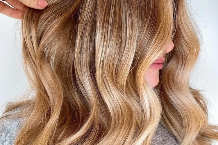 Cheveux caramel pour l'été 2021 : les meilleures idées + techniques à oser
