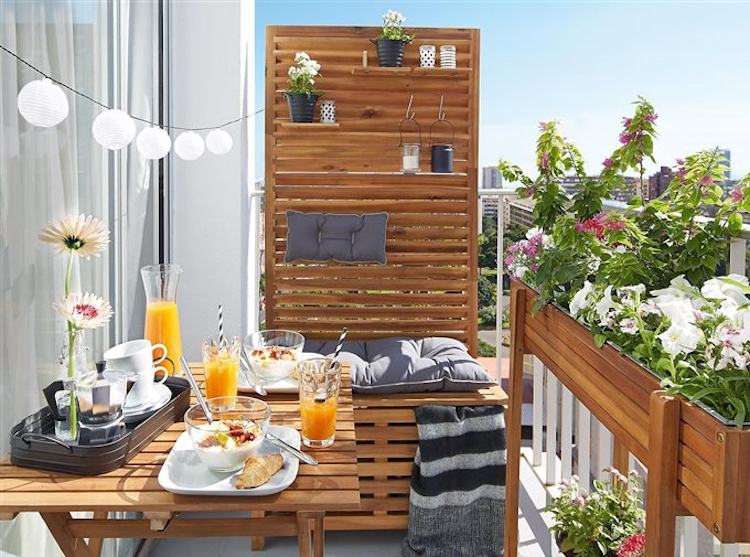composition jardinière de fleurs blanches roses mobilier de balcon en bois
