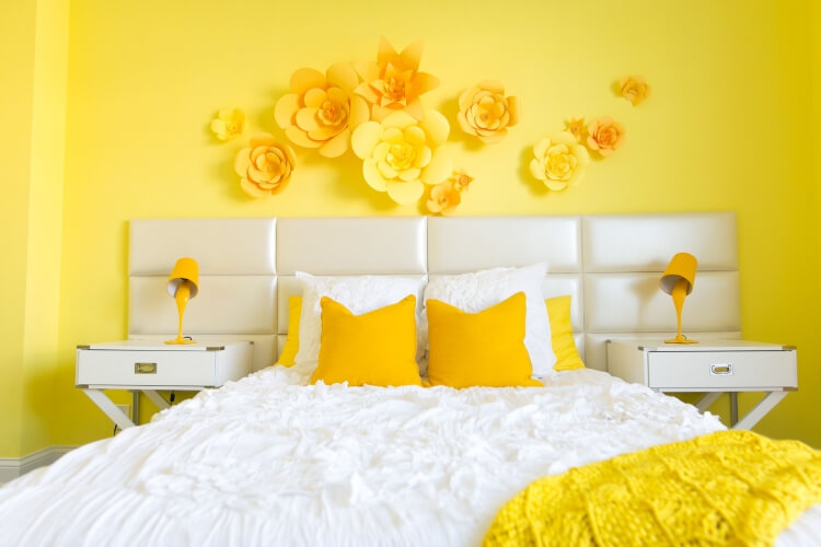 couleur de peinture pour chambre d'adulte jaune intense