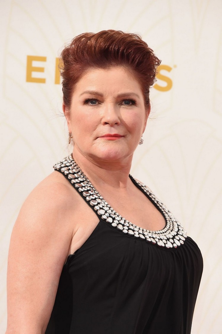 Square face haircut woman 50 years old Kate Mulgrew
