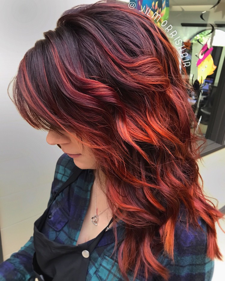 coupe shaggy coloration balayage cuivré rouge sur cheveux brun