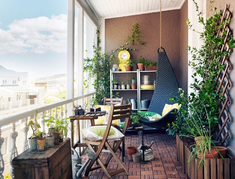 déco de balcon moderne avec caillebotis en bois et jardinière avec treillis et plantes grimpantes