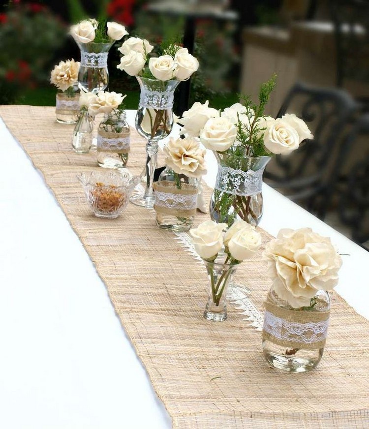 déco table anniversaire champêtre chemon toile jute roses vases