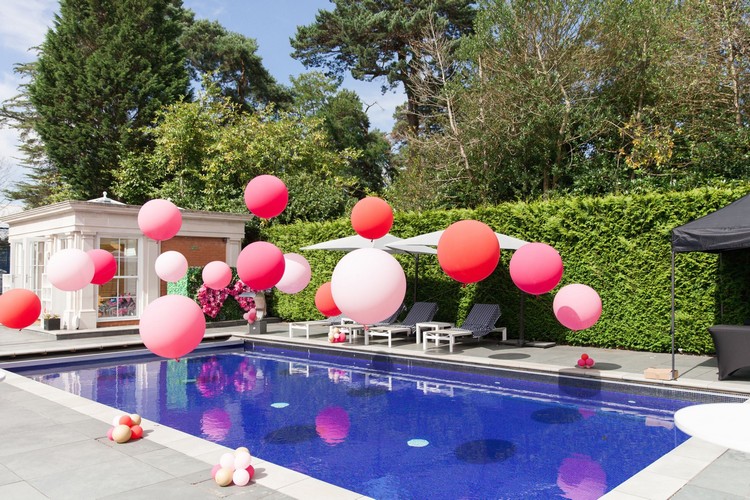décoration piscine pour anniversaire adulte avec ballons semble flotter
