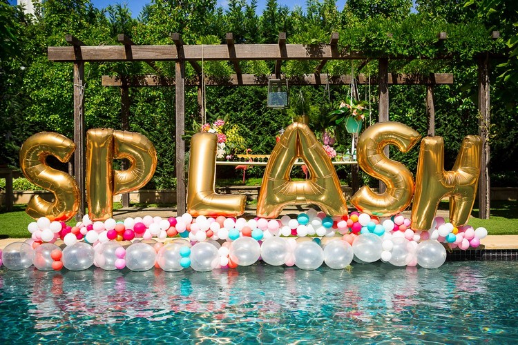 décoration piscine pour anniversaire enfant adulte avec ballons lettres or