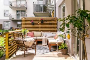 fabriquer un brise-vue balcon lattes bois teinture clous