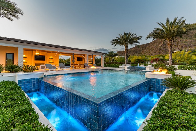 grande piscine débordement forme carrée maison de luxe