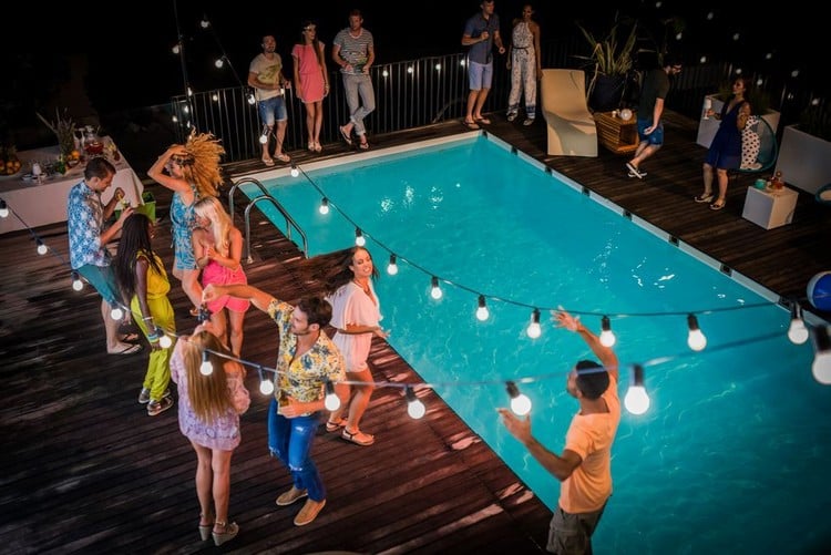 guirlandes ampoules vintage décoration piscine pour anniversaire adulte