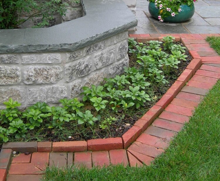 idee bordure de jardin originale en briques