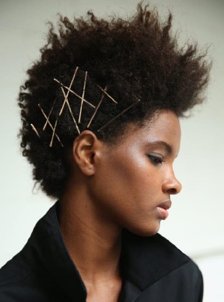 idée coiffure cheveux crepus défrisés courts accessoires cheveux afro