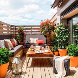 idée déco balcon fleuri brise-vue palettes mobilier bois