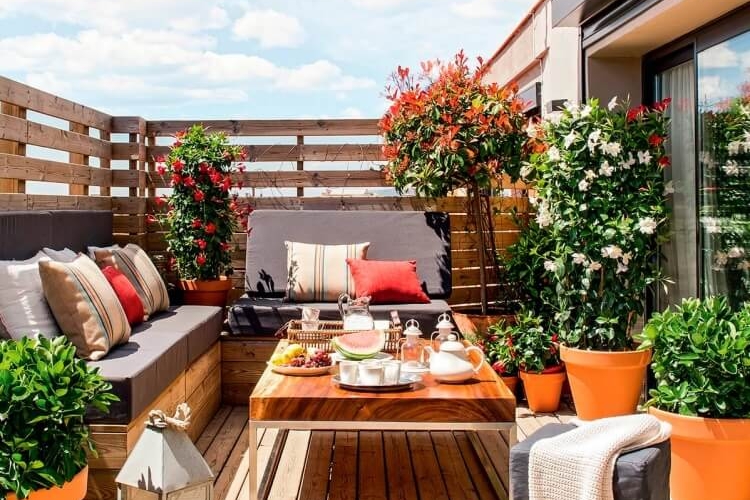 idée déco balcon fleuri brise-vue palettes mobilier bois
