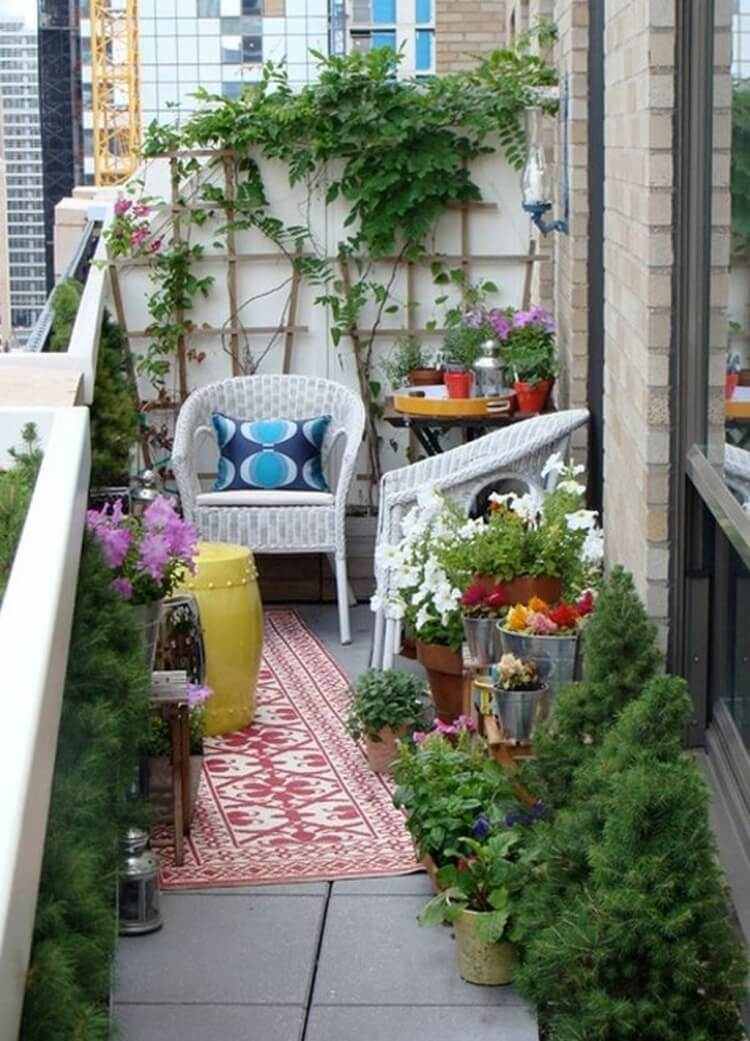 idée déco balcon fleuri mobilier en osier synthétique