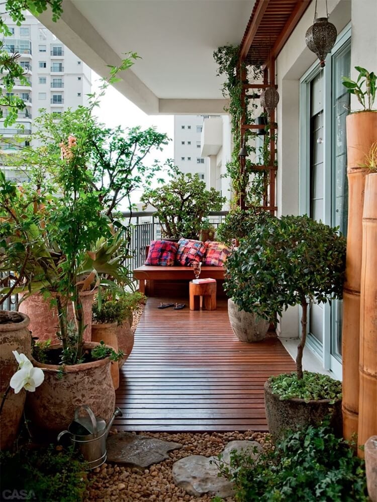 idée décoration balcon été plantes hautes en pots