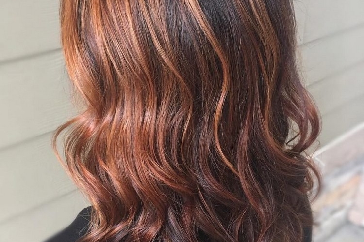 Balayage cuivré sur brune - nuances tendance à porter en été 2021