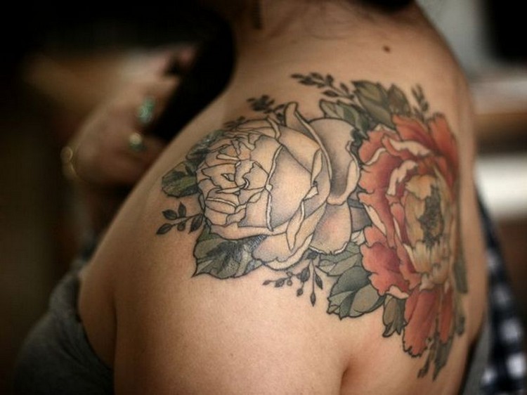 idée tatouage pivoine épaule femme noir et blanc couleur