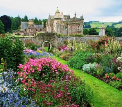 jardin à l’anglaise couleurs focales fleurs foisonnantes