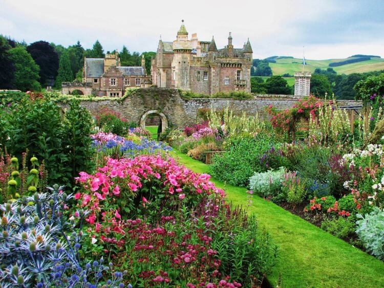 jardin à l’anglaise couleurs focales fleurs foisonnantes