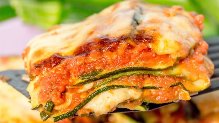 lasagne aux courgettes et viande hachée étaler sauce couvrir tranches courgettes