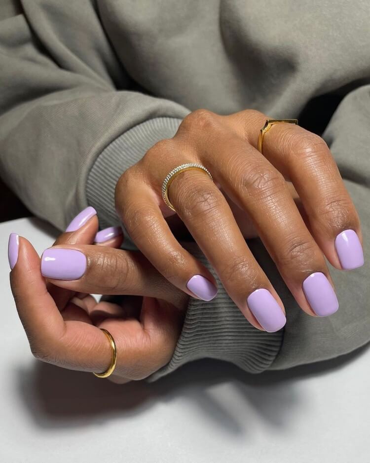 ongles couleur violet pastel peau mate idée manucure été moderne
