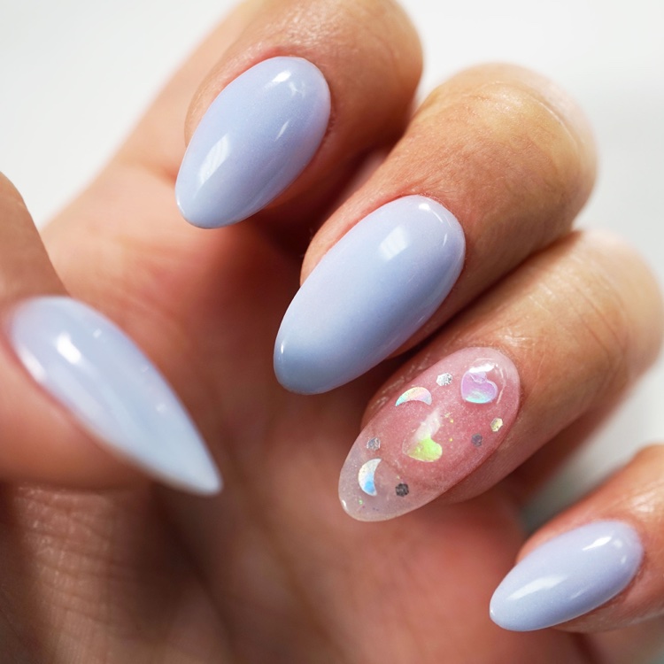 ongles en amande vernis bleu pastel nail art paillettes