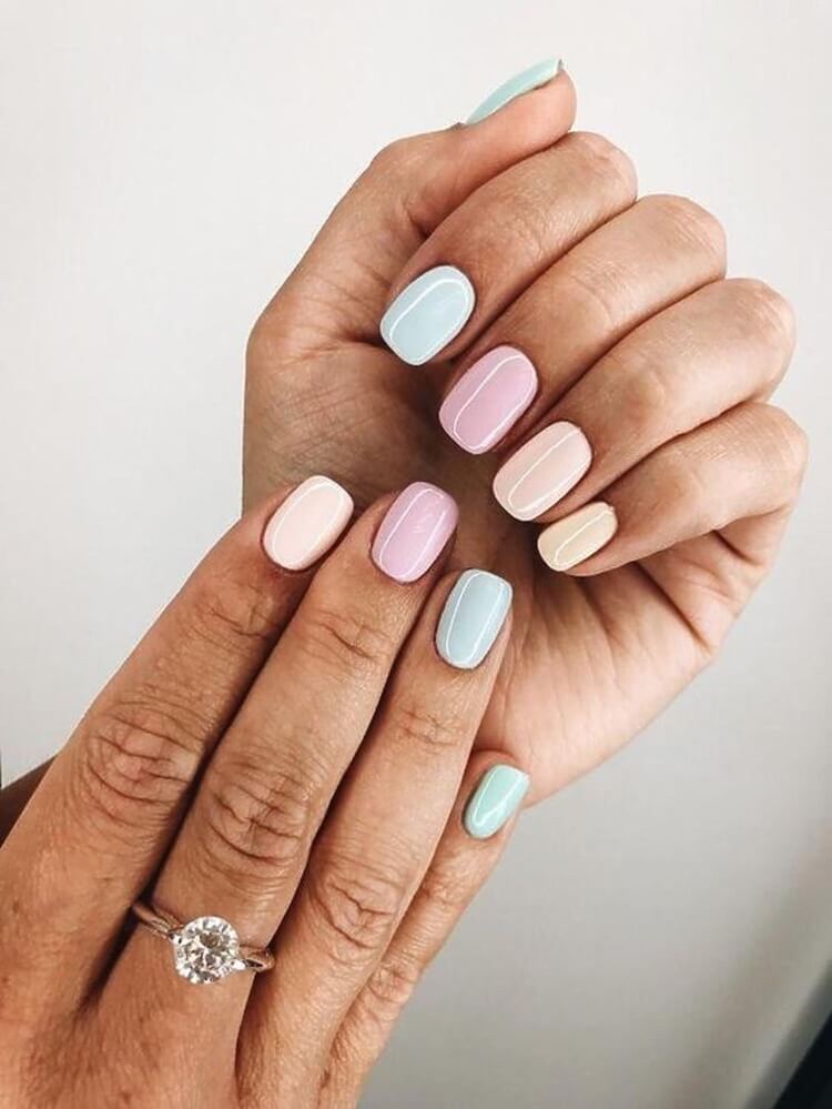 ongles pastel multicolores manucure chic été 2021