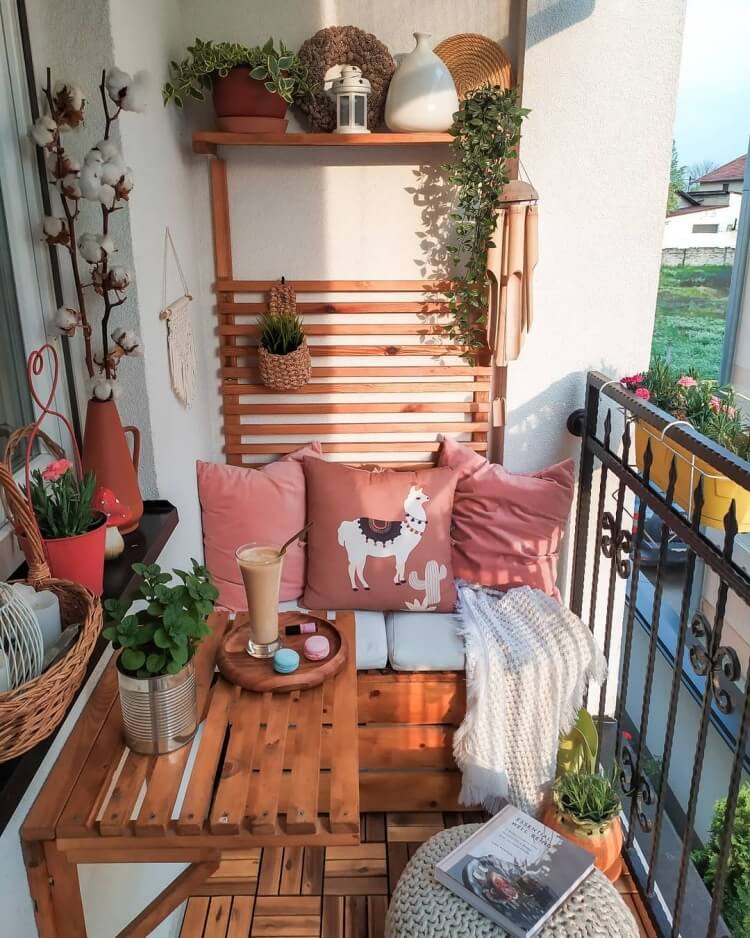 petit balcon parisien avec meubles en bois