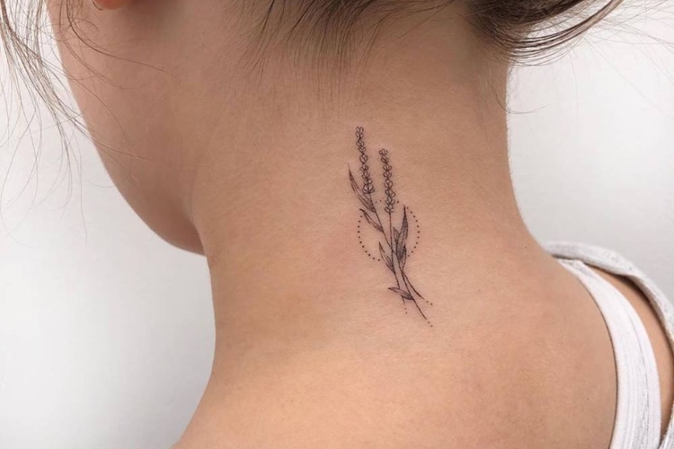 Tatouage lavande : signification et idées de tattoos inspirantes