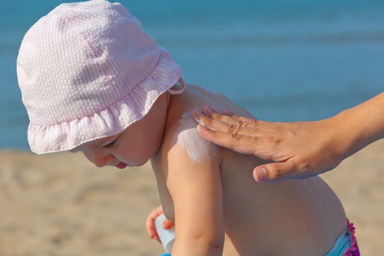 protéger bébé du soleil conseils pour chaque âge nourrissons avis d'expert protection solaire enfants