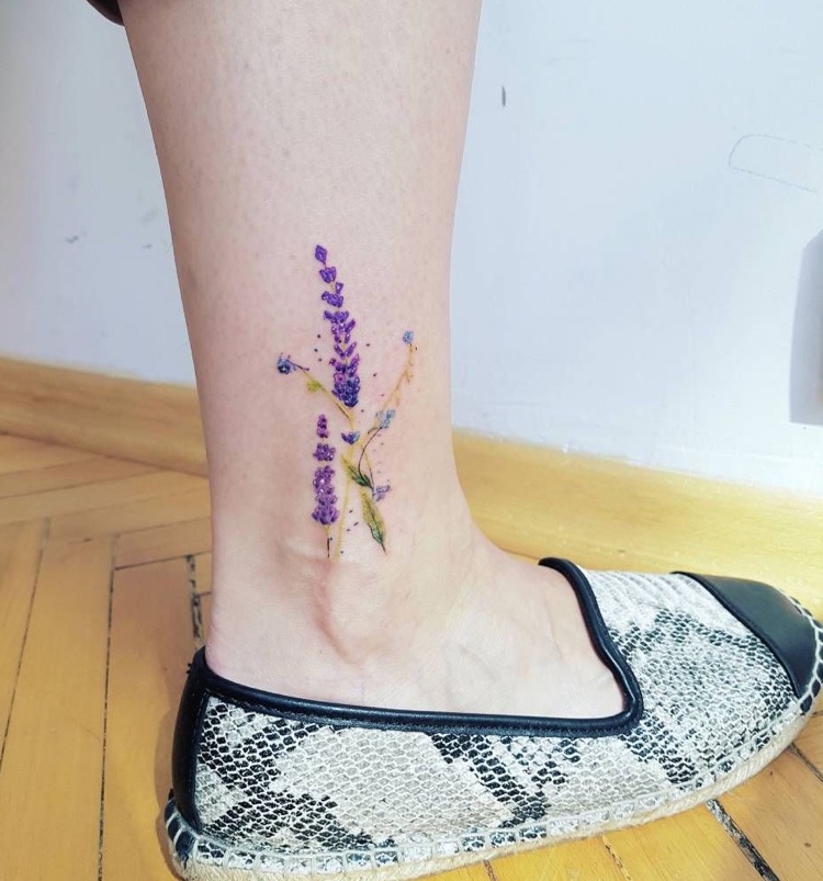 tatouage aquarelle lavande sur la cheville