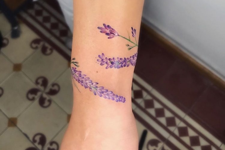 Tatouage lavande : signification et idées de tattoos inspirantes
