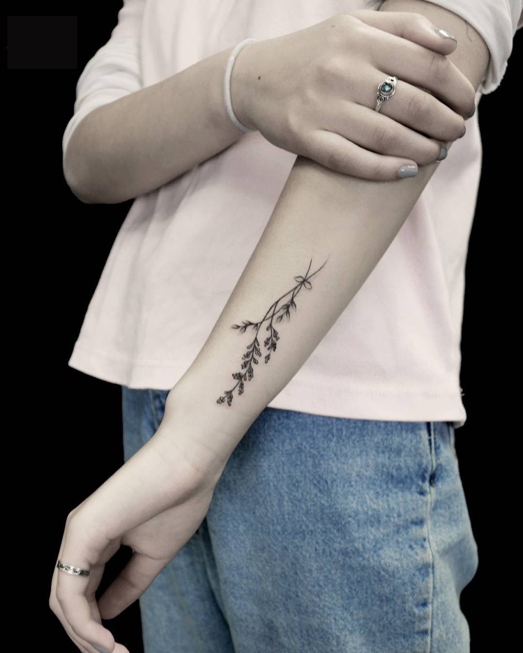 tatouage brin de lavande en noir sur avant bras femme