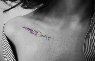 tatouage brin lavande en couleur sur la clavicule tattoo pour femmes