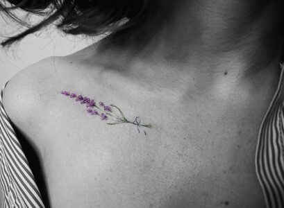 tatouage brin lavande en couleur sur la clavicule tattoo pour femmes