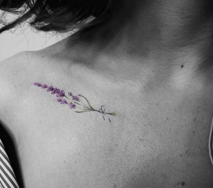 tatouage brin lavande en couleur sur la clavicule tattoo pour femmes