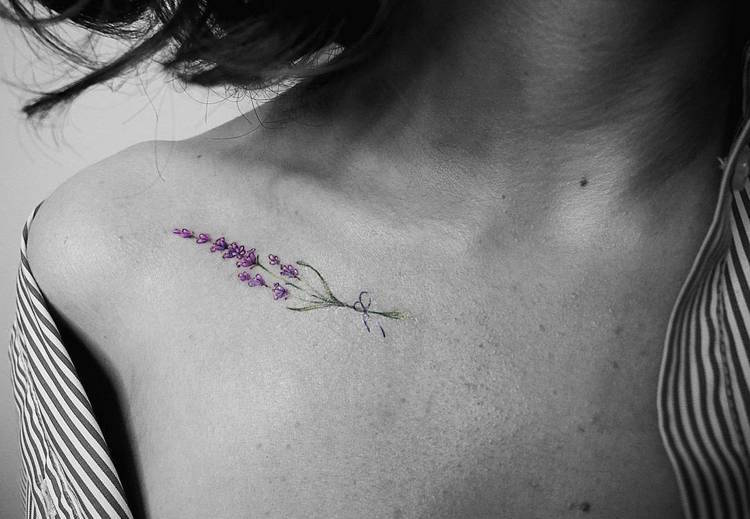 tatouage brin lavande en couleur sur la clavicule tattoo pour femmes
