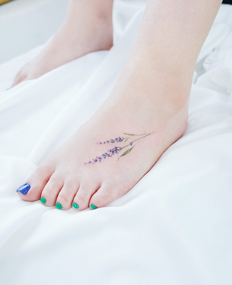 tatouage fleur discret sur le pied brin de lavande en couleur