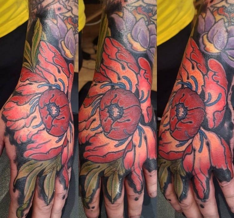 tatouage fleur pivoine homme haut en couleur main bras