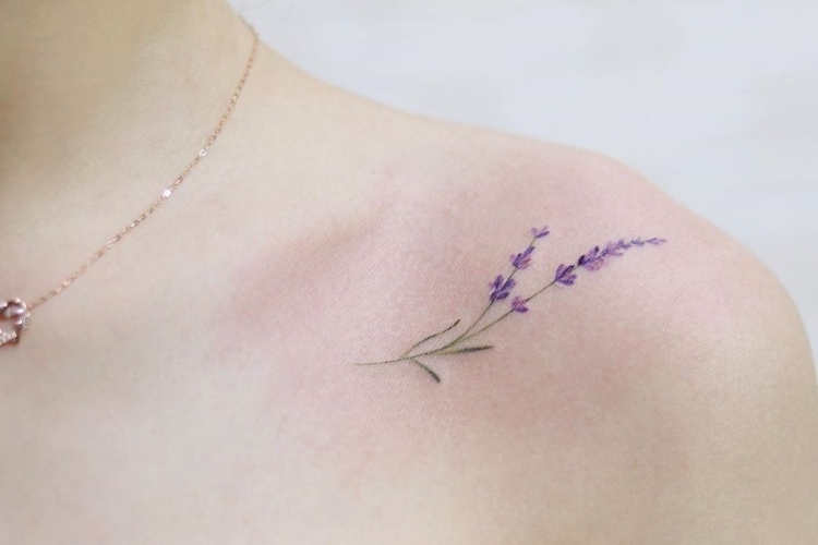 Tatouage lavande : signification et idées de tattoos inspirantes